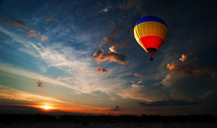 polet z balonom na vročem zraku na lepem nebu