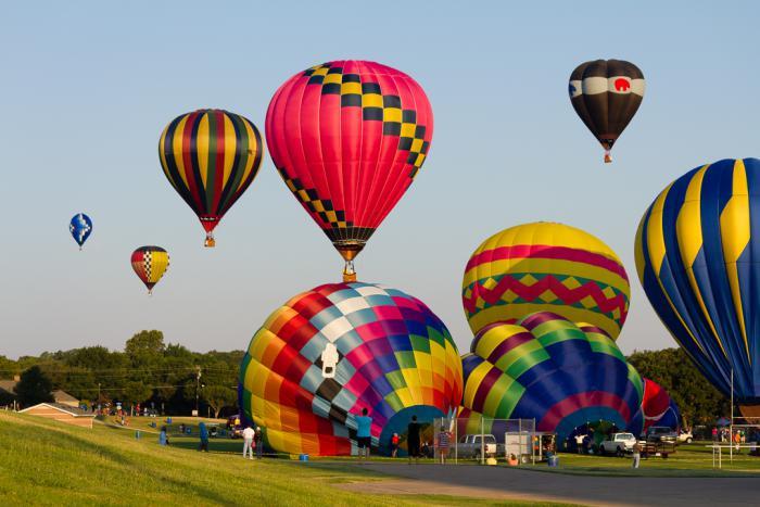 balon-let-festivali-montgolifières-romantični-sprehodi