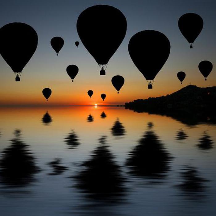 vroči zrak-balon-let-množica-letečih-balonov-ob sončnem zahodu