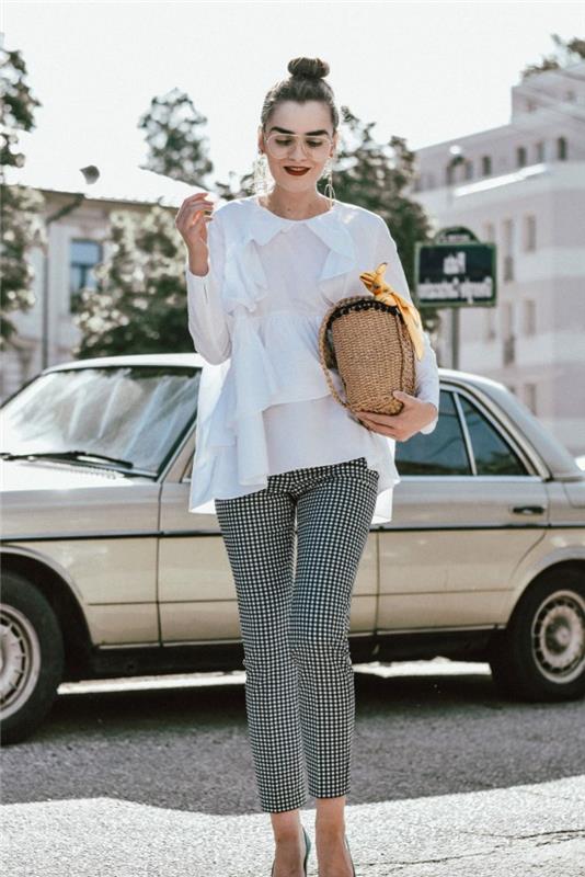 1950 -ųjų išvaizda, languotos kelnės, prašmatni balta palaidinė, aukšta bandelė, retro moteriška apranga