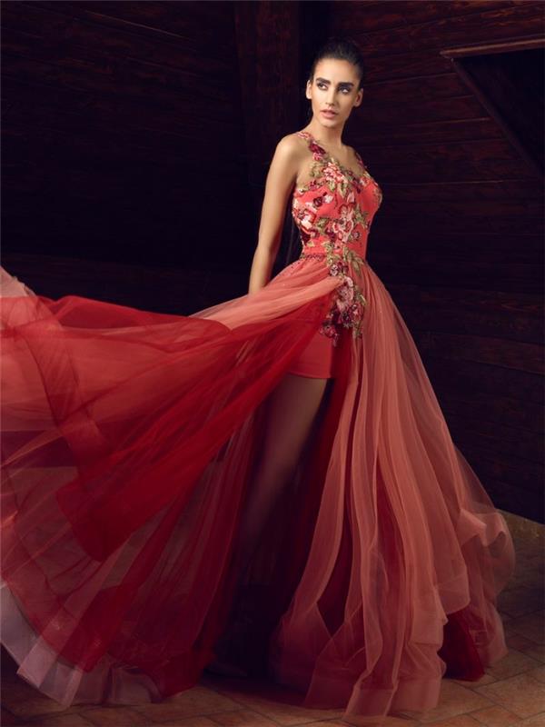 Çiçekli işlemeli mercan rengi üst ve fırfırlı tül etekli, süslü tasarımlı şık gece elbisesi modeli