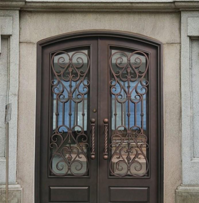 fasada z zobatimi vrati v steklu, stara stekla