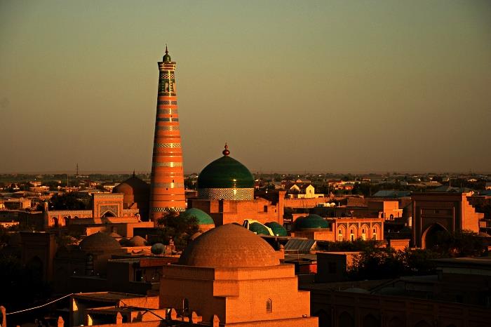 gün batımında Özbekistan'daki antik duvarlı khiva şehrinin görünümü, Özbek mimari mirası
