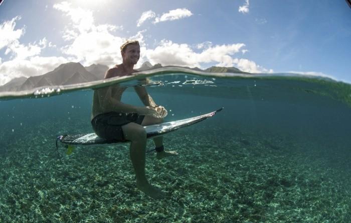 Kolohe Andino atsipalaiduoja Teahupoo mieste, Taityje, Prancūzijos Polinezijoje, 2014 m. Rugpjūčio 16 d