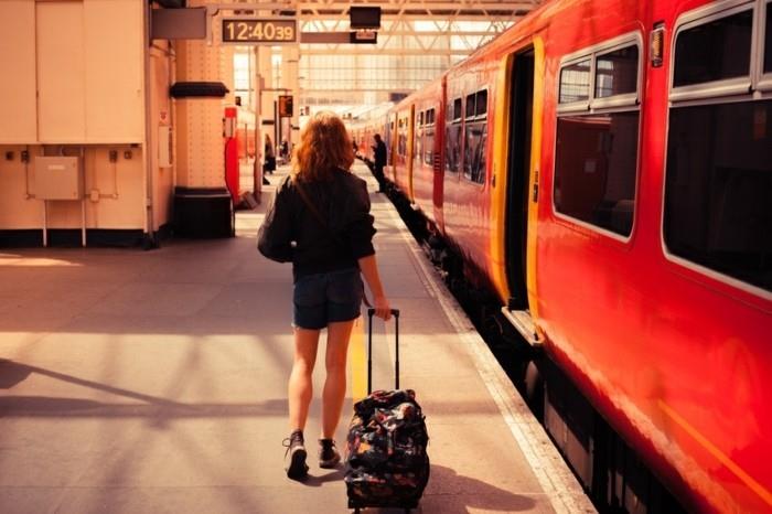 Jauna moteris ketina sėsti į traukinį