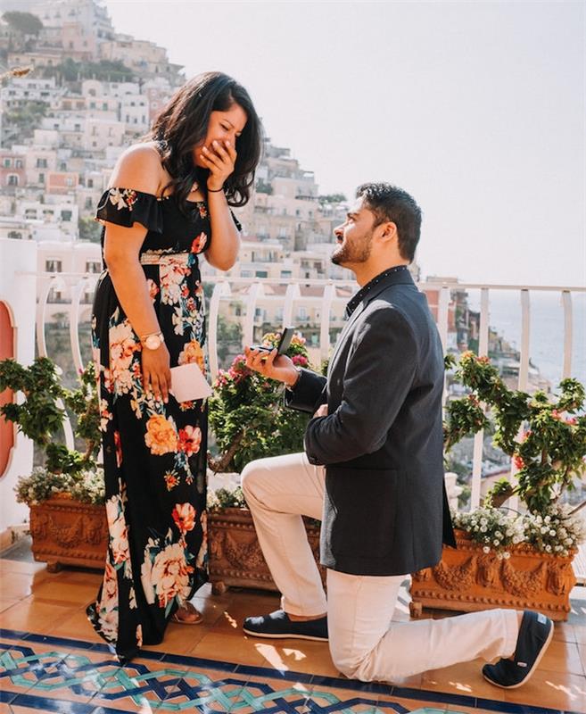 izvirna poroka med počitnicami v Italiji, panoramski pogled na mesto, italijanska terasa, ženska v cvetlični obleki, moški v obleki