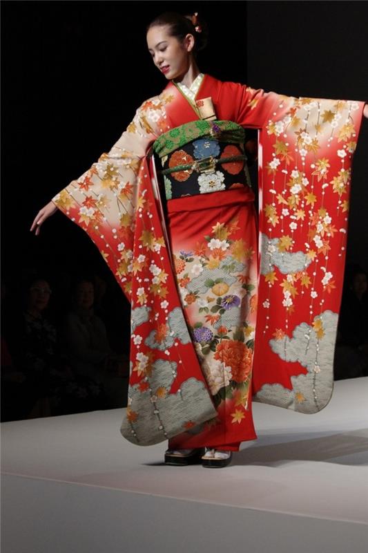 tikras-tradicinis-japoniškas-kimono-drabužis-ypatinga proga-šventinis-japoniškas-kimono