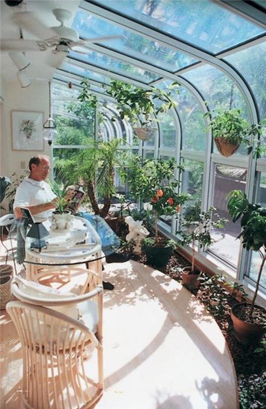 modern-evde-bir sürü-yeşil-bitki-in-kit-içinde-veranda