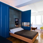 Cama e guarda-roupa azul