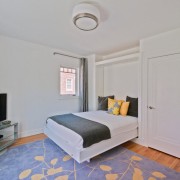 Sala com paredes brancas