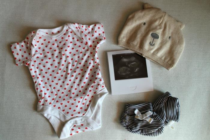 küçük çoraplar, tulum, şapka ve ultrason fotoğrafı, müjdeli haberi duyurmak için hazırlanan sürpriz