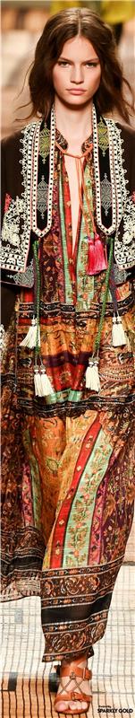 etnična oblačila, dolga večbarvna obleka, obleka v slogu boho chic, dolgi lasje