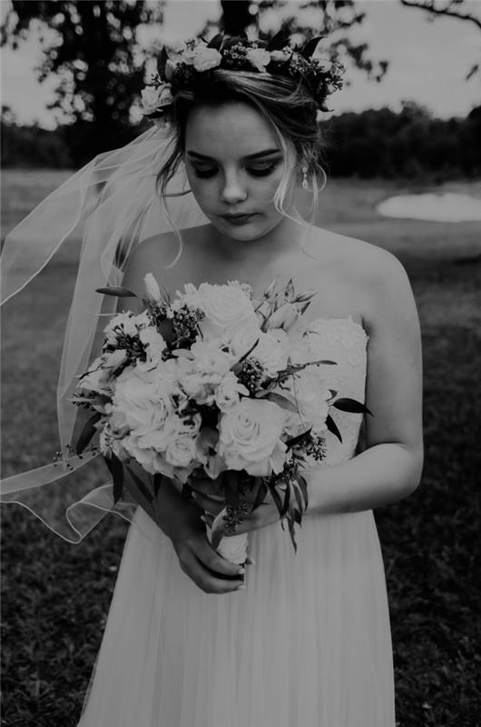 Očarljiva poročna pričeska romantična poročna pričeska črno -bela fotografija