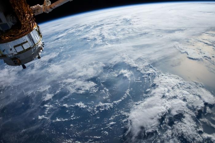 nemokamų tapetų idėja su planetoje matomu vaizdu, paimtu kosmose, originalių tapetų su kosmoso nuotrauka pavyzdys