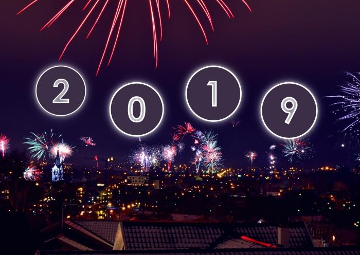 fotografija z nočnimi lučmi, fotografija praznovanja novega leta z ognjemeti, podoba novega leta 2019