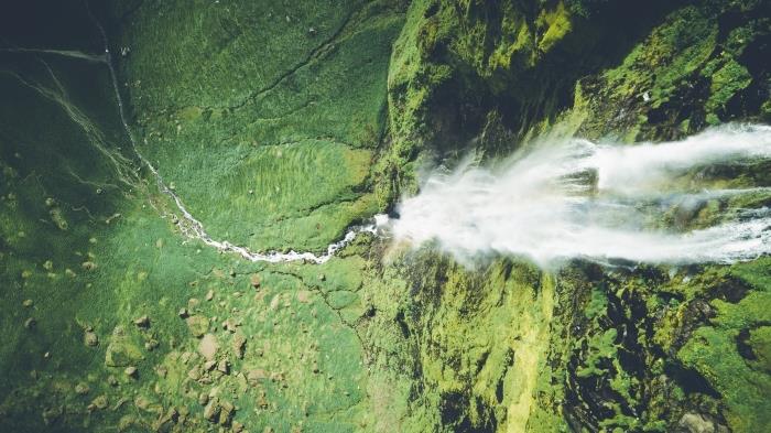 gamtos nuotrauka iš viršaus - zen tapetai, vaizdas iš paukščio skrydžio su krioklio uolomis ir žali laukai
