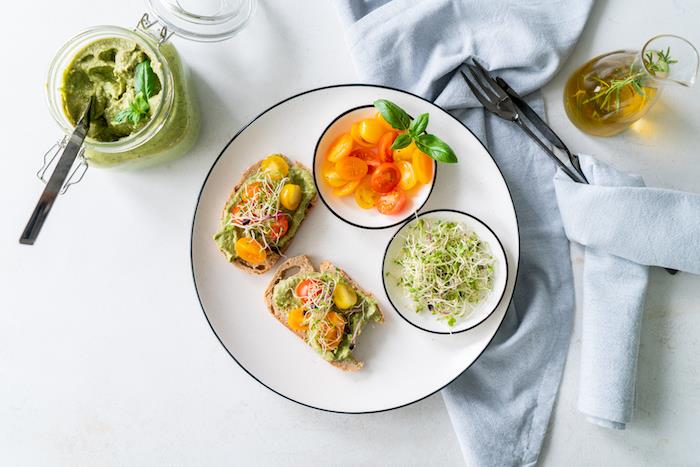enostaven recept za aperitivno večerjo brez kuhanja, preprost aperitiv toast bazilika pesto sendviči z avokadom
