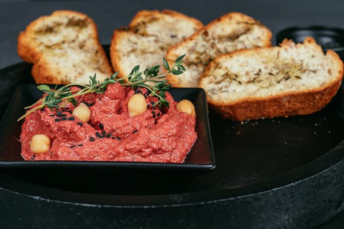 aperitiv z družino ali obrok, ki ga delite s prijatelji, bruschetta z aromatičnimi zelišči ter humusom iz pese in čičerike