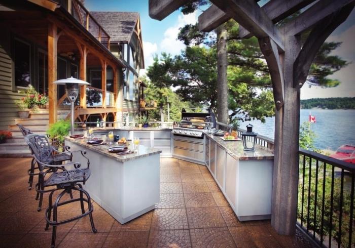 idėja, kaip įrengti terasą su vaizdu į ežerą, vasaros virtuvės įrangą su sala ir kepsnine