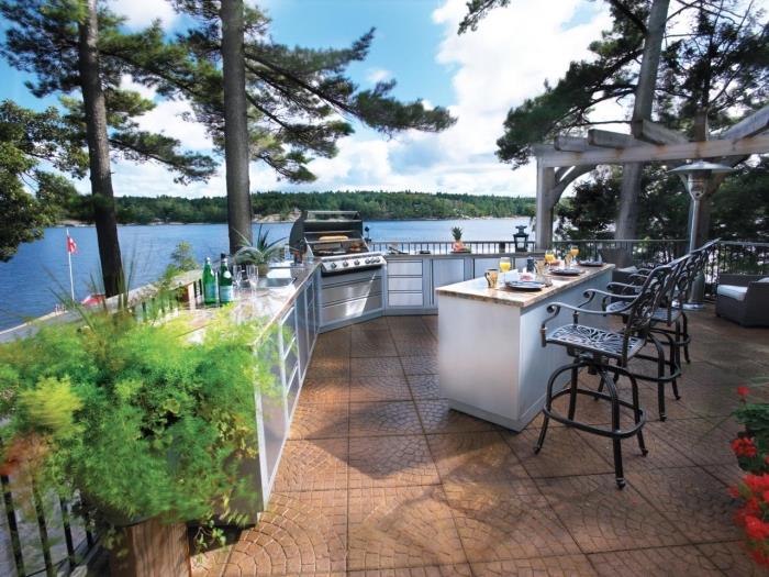 kaip įrengti terasą su vaizdu į ežerą, virtuvės dekorą su lauko stalviršiu iš balto ir granito