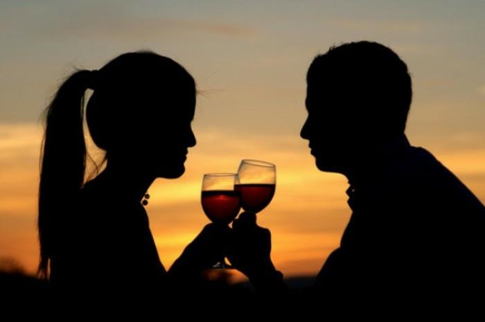 Fotosesijos pora - įsimylėjėlių poros vaizdai, geriantys vyną