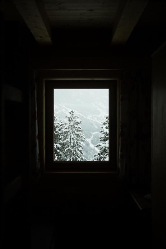 graži Kalėdų įvaizdžio idėja „iPhone“ tapetams, snieguoto kraštovaizdžio nuotrauka su eglėmis priešais mansardos miegamojo langą