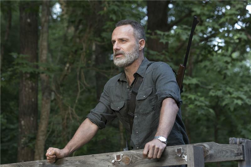 AMC praneša apie antrąjį „The Walking Dead“ serijos atskyrimą ir filmų trilogiją sugrįžus Andrew Lincolnui, dar žinomam kaip Rickas Grimesas