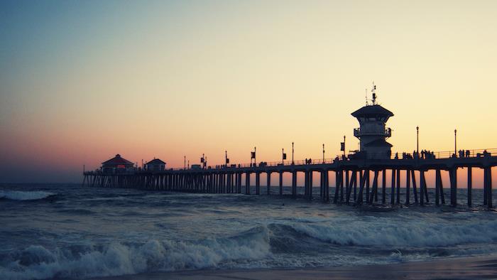 Spiaggia con ponte, il tramonto sul mare, cambiare lo sfondo per your phone