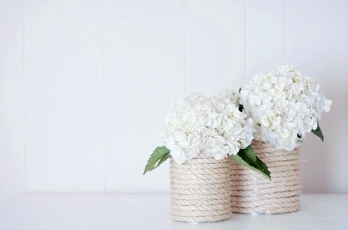 beyaz çiçek buketleri, metal kutular, etraflarında iplik, gençler için kendin yap, beyaz arka plan