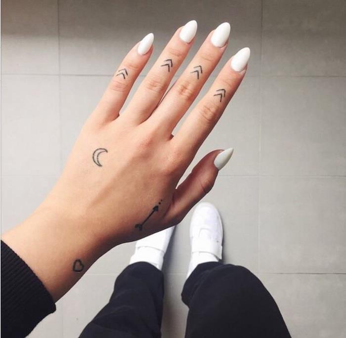 puščice tetovaže, na vsakem prstu, beli lak, tetovaže s prsti za dekleta, bele superge