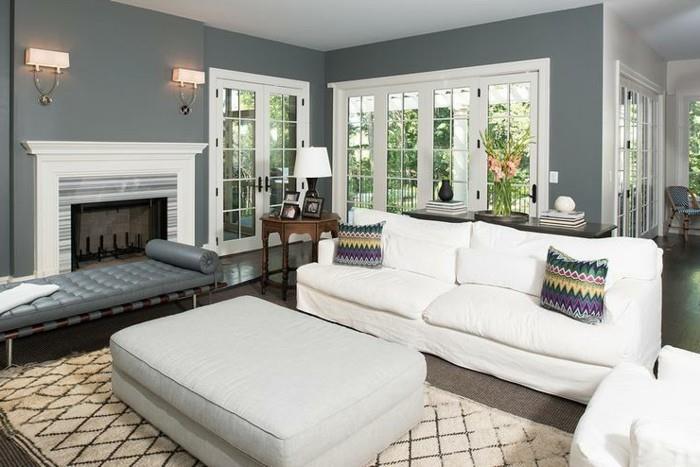 balta sofa ir fotelis, šviesiai pilka pufinė, marginta spalvota, pagalvės, pilki svetainės baldai