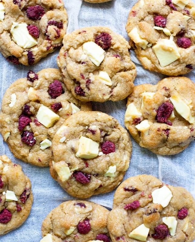 čips bele čokolade, posušene maline, recept za domače čokoladne piškote, spodaj bela krpa