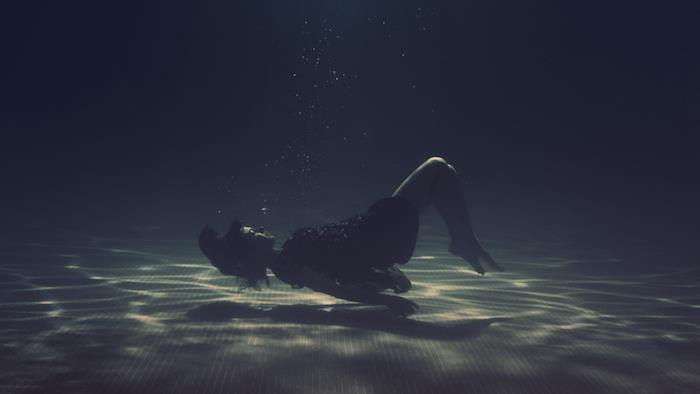 yüzen kadın, tumblr arka planları siyah ve beyaz, havuz su dolu
