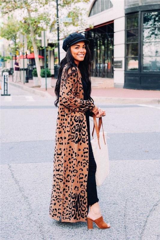 ženska, ki stoji sredi ulice, trendi oblačil 2019, v dolgem plašču z leopardovim tiskom in čevlji z odprtimi prsti