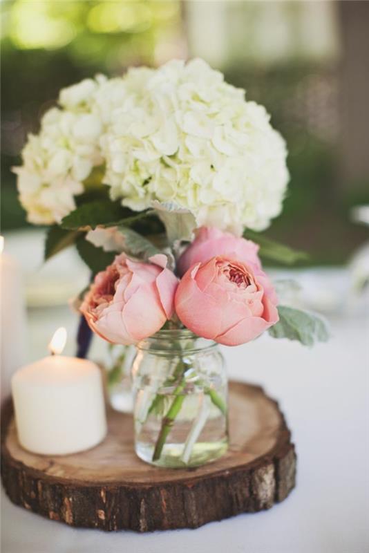 lesena deska, dve stekleni vazi na vrhu, cvetlični šopki v notranjosti, spomladanske cvetlične aranžmaje