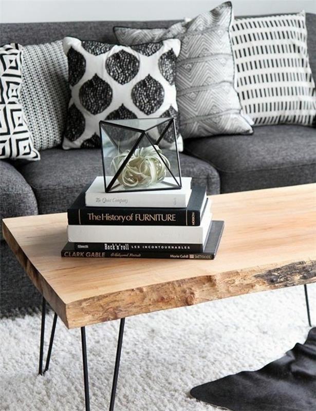 medinis kavos staliukas, knygų rinkinys, pilka sofa, spausdintos pagalvės, gražios svetainės, baltas kilimas