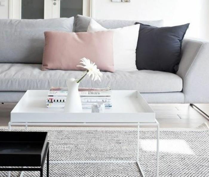 populiarios svetainės spalvos, baltas metalinis kavos staliukas, pilka sofa, balta rožinė ir juoda, pagalvės