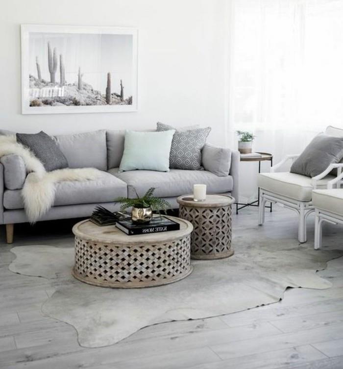 medinis apvalus kavos staliukas, pilka sofa, šviesiai mėlyna pagalvė, balti foteliai, populiarios svetainės spalvos