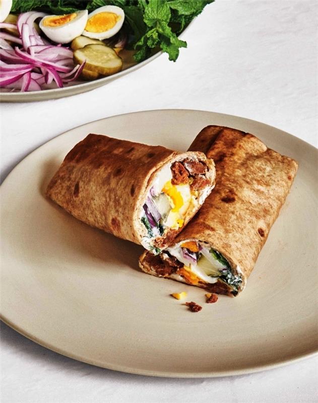 okusni trdo kuhana jajca, klobase in čebulni zavitki, enostaven večerni recept po navdihu mehiških tacosov