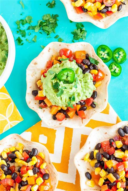 Vegetarijanski tacosi z domačim guacamoleom in svežo zelenjavo, veganski mehiški taco recept