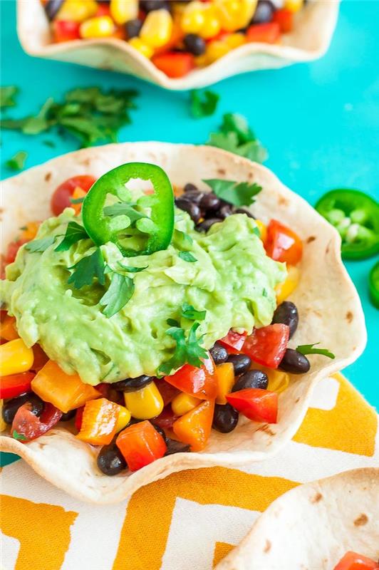 domači recept tacos s svežo zelenjavo, črnim fižolom in domačim guacamolom, vegetarijanska mehiška jed