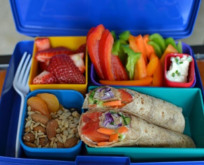 škatla za kosilo, polna paprike, jagod in sadja, tacos z ribami, kaj je uravnotežena prehrana