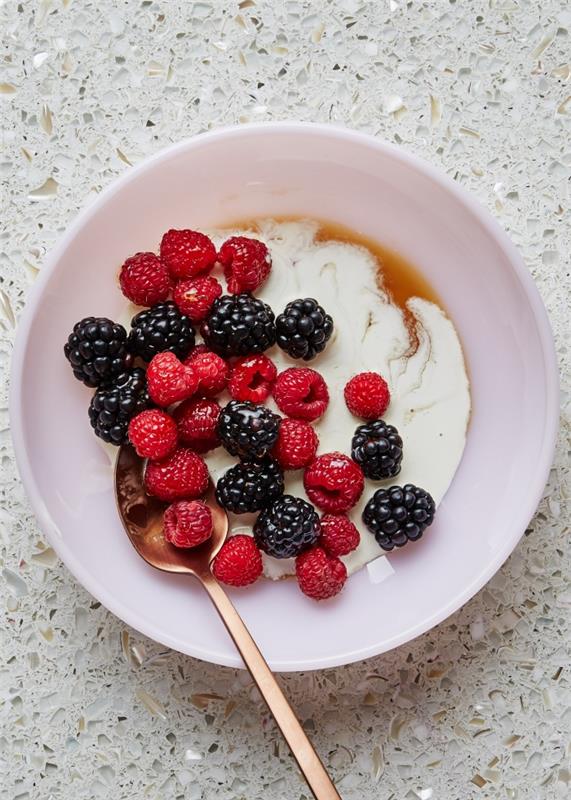 skledica za jogurt med sadna sladica enostaven in hiter recept žlička za zajtrk sladica kovinska rožnato zlata bela skledica površina kamna