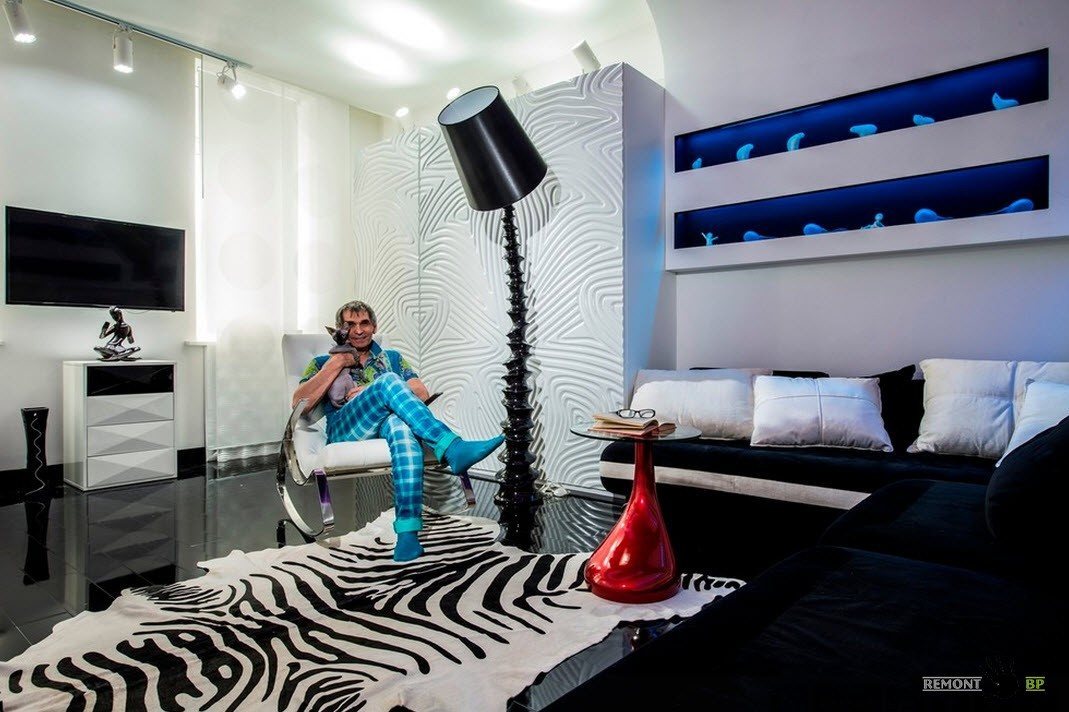 Bari Alibasov nel suo appartamento