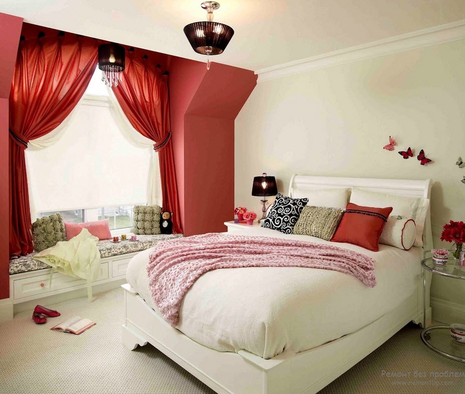 Cortinas rojas en el dormitorio.
