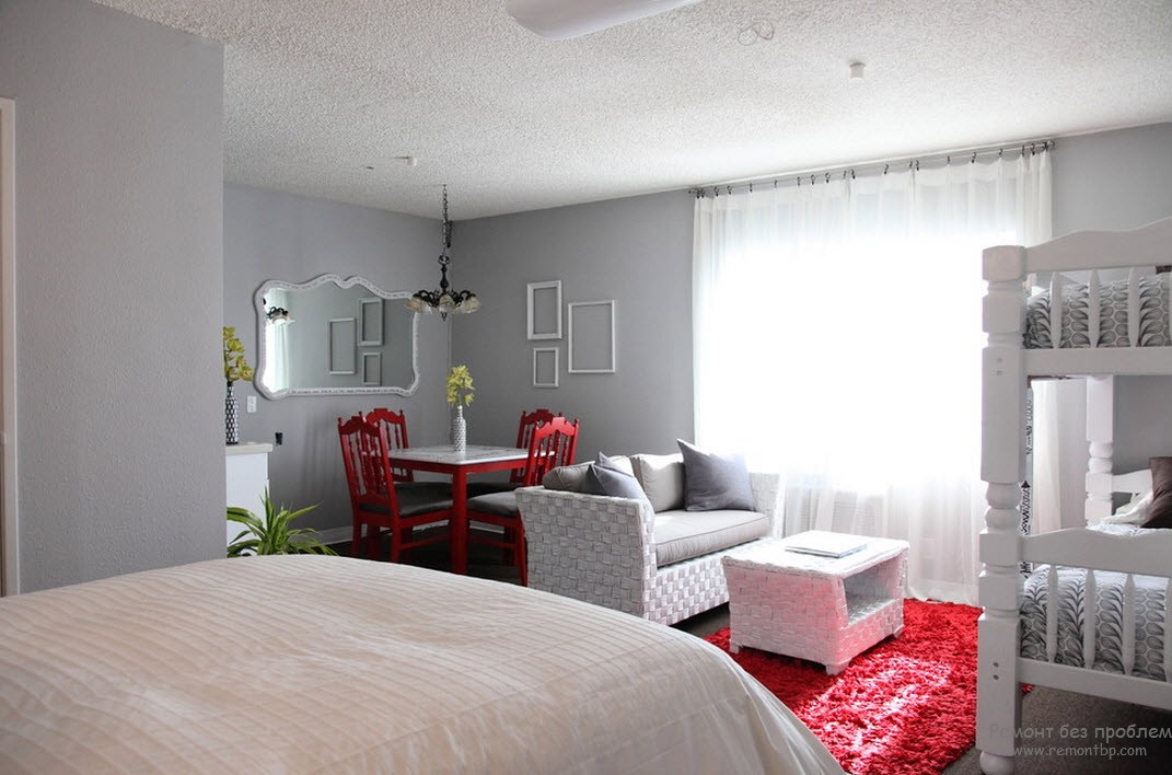 Rojo - color gris en el dormitorio.