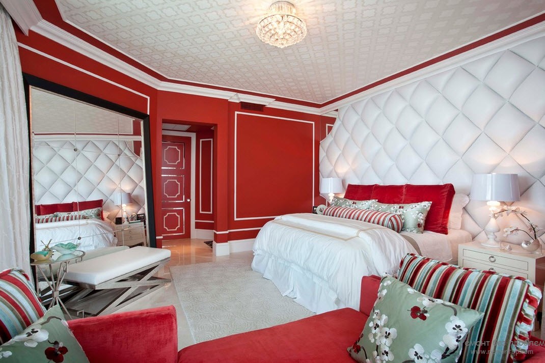 Interior rojo y blanco en el dormitorio.