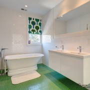 Otra opción blanca y verde para un baño vibrante