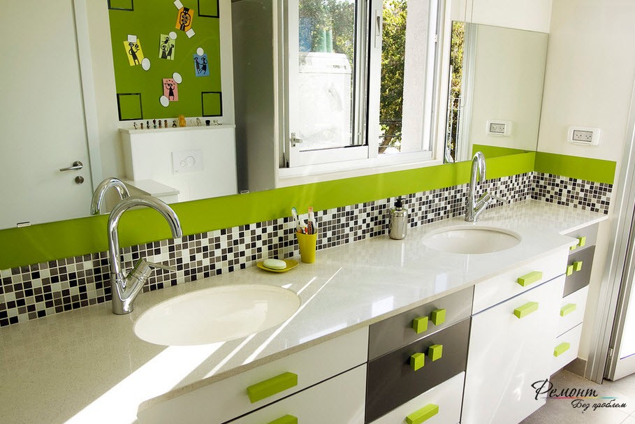 El color verde en el interior del baño es inusualmente bueno, porque asociado con la naturaleza