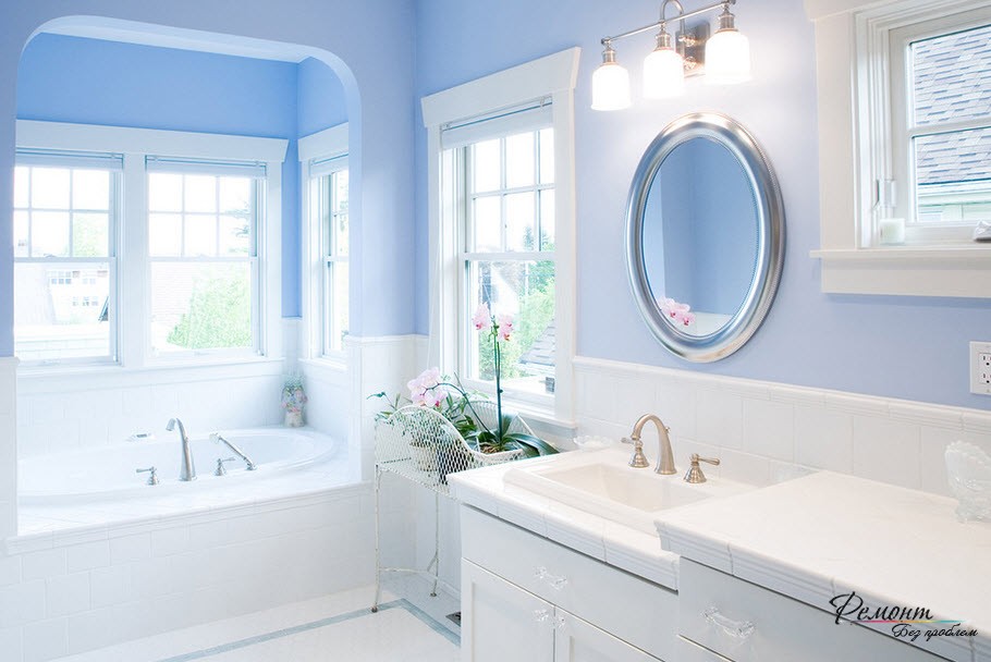 Interior del baño con un hermoso tono azul.